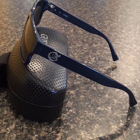 G by Guess insignia sunglasses - Picture 4 of 6